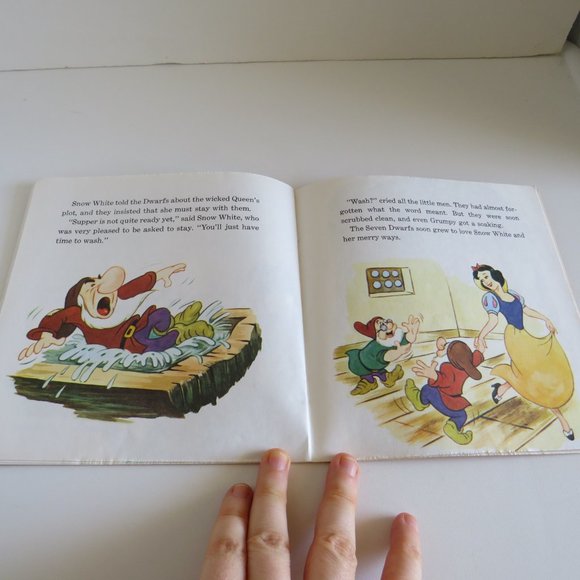 DISNEY Snow White Book & Cassette Tape & USB Flash Drive with MP3 Files - Picture 6 of 9
